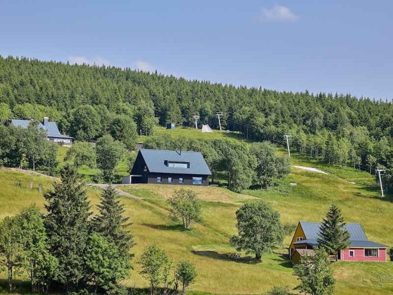 Chata versus chalet: Proč v Krkonoších sázíme na alpský komfort a co znamená jméno Milada?