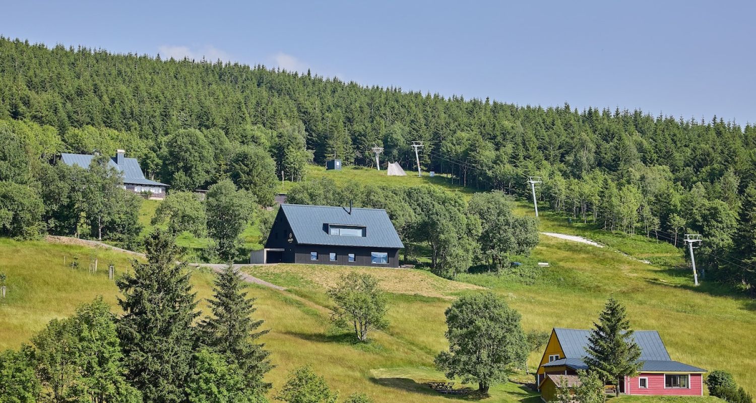 Chata versus chalet: Proč v Krkonoších sázíme na alpský komfort a co znamená jméno Milada?